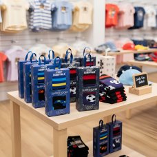 42B830: Boys Boxed 2 Pack Cotton Rich Design Ankle Socks with Grippers (Assorted Sizes)