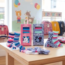 43B870: Girls Boxed 2 Pack Cotton Rich Design Ankle Socks with Grippers (Assorted Sizes)